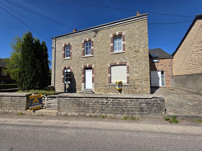 Situé à Barvaux (Durbuy), à deux pas du centre et de l’ensemble de ses commodités (commerces, écoles, transports…), cet immeuble de rapport constitue