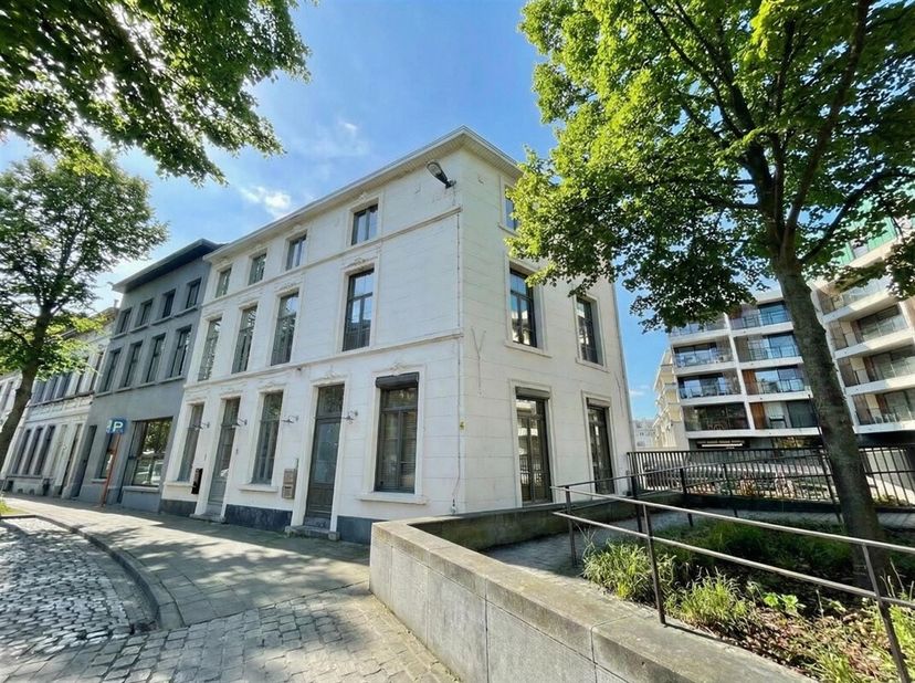 Prachtig gerenoveerd appartement te huur, gelegen in het historische centrum van Leuven, op wandelafstand van de Vaartkom en het Sluispark. Dit charma