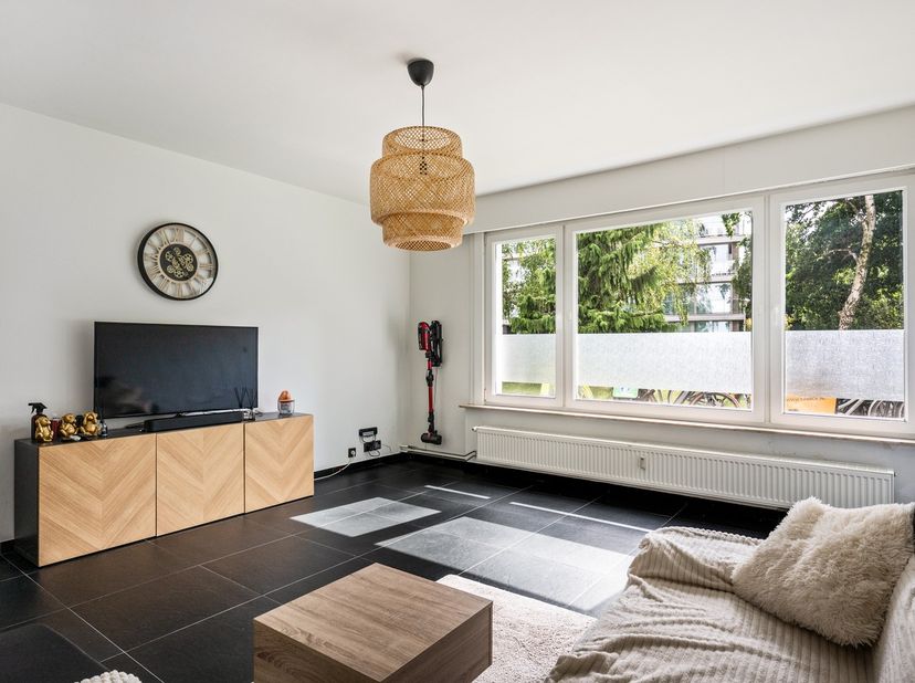 Dit instapklare gelijkvloerse appartement is gelegen in de Frieslandstraat 4 te 2660 Hoboken, een rustige woonstraat met een uitstekende bereikbaarhei