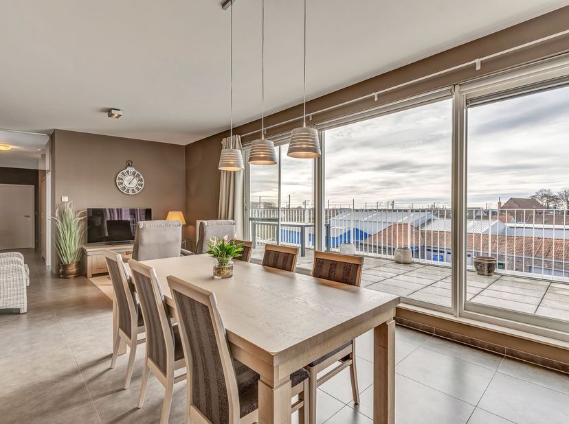 Dit ruime en instapklare appartement van bouwjaar 2009 is gelegen in de Volhardingslaan te Petegem-aan-de-Leie, op wandelafstand van winkels, openbaar