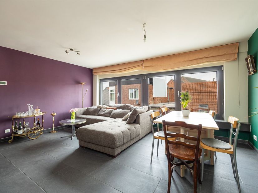 Centraal gelegen bevindt zich dit ruime duplexappartement met een bew opp. van 126 m². Het appartement, gelegen op de 2de en 3de verdieping, combineer