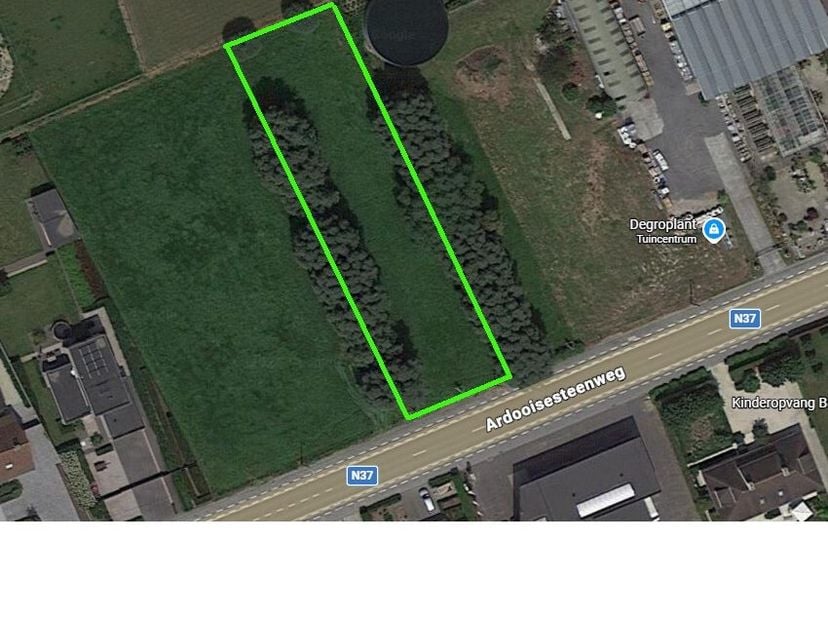 Langs de Ardooiesesteenweg in Roeselare bevindt zich deze uitzonderlijk ruime bouwgrond van 1.754 m². Dankzij de centrale ligging en vlotte bereikbaar