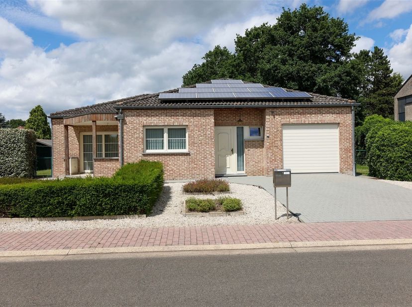 Knappe gelijkvloerse woning met 3 slaapkamers en ruime garage op rustige en groene locatie nabij Bokrijk<br />
<br />
Ligging: <br />
+ Rustige en