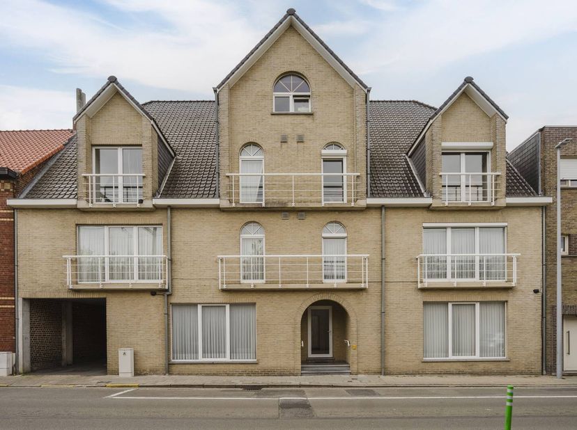 Dit instapklare appartement bevindt zich op een topligging in Harelbeke, nabij de vernieuwde markt van Harelbeke, diverse winkels, scholen, het openba
