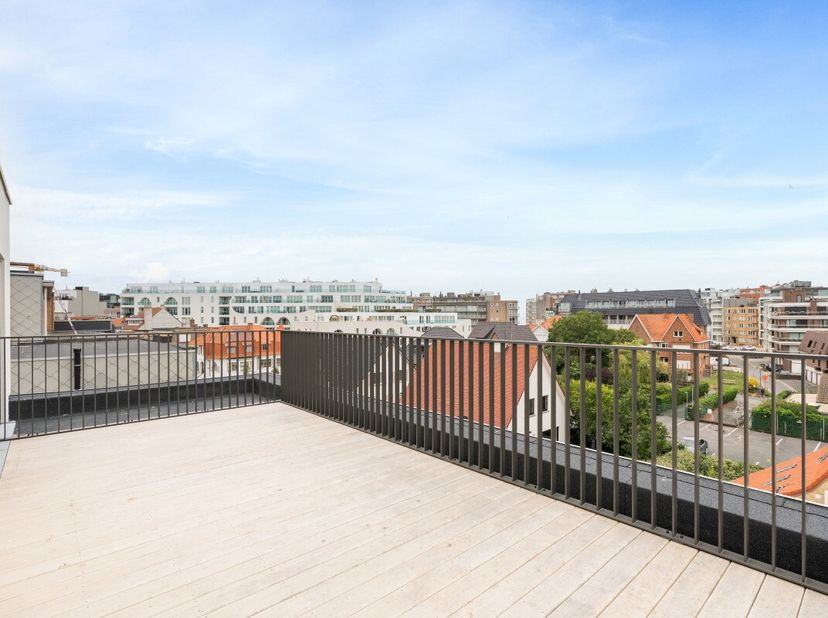 Koksijde: Luxueus nieuwbouw penthouse met ruime terrassen vlak bij het centrum! Opgeleverd &amp; onmiddeliujk beschikbaar! Aankoop onder 6% BTW mogelijk !