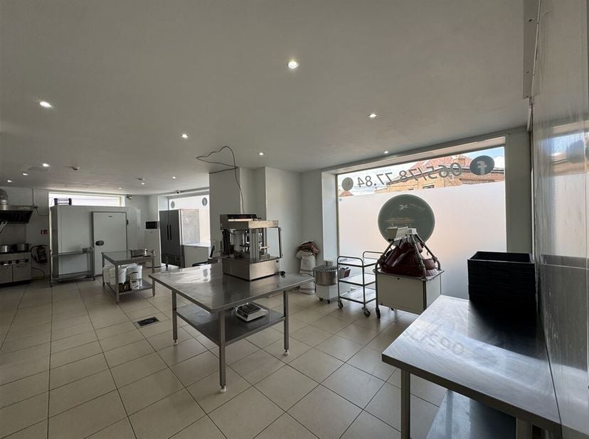 Spacieuse surface commerciale exploitable de suite, actuellement à usage d'atelier de production dans l'alimentaire, sise dans une rue paisible de Pât