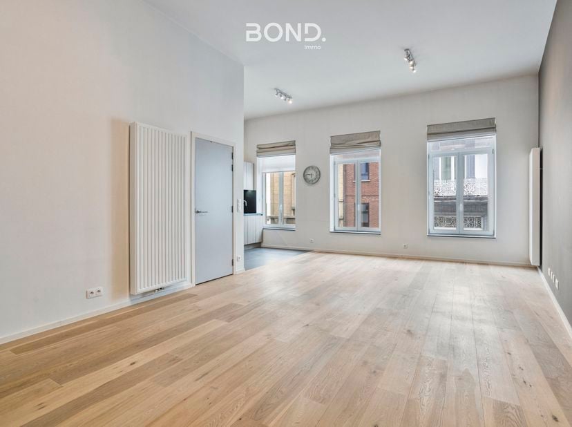 Studio met loftgevoel, ondergrondse staanplaats en kelderberging in hartje Leuven! <br />
Op een toplocatie in het centrum van Leuven, in de Andreas V
