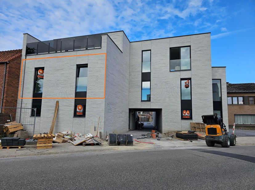 Degelijk afgewerkt nieuwbouw appartement met terras.<br />
<br />
Dit nieuwbouw appartement op de eerste verdieping is gelegen in Opgrimbie, dichtbij