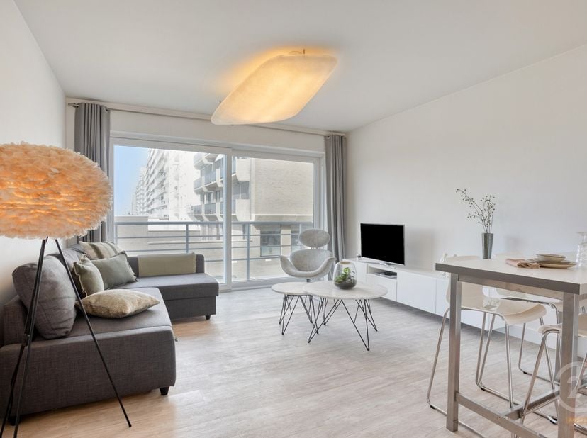 Op zoek naar een verzorgd appartement aan de kust? Dit smaakvol ingerichte appartement geniet van een zijdelings zeezicht en bevindt zich op een uitst