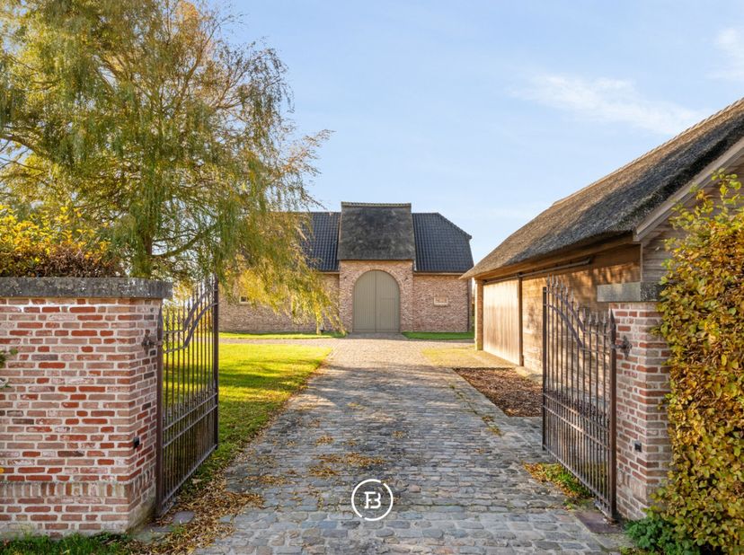 Située sur un domaine verdoyant de 1,5 hectare, cette magnifique maison de maître offre une superficie habitable de pas moins de 606 m². L'emplacement