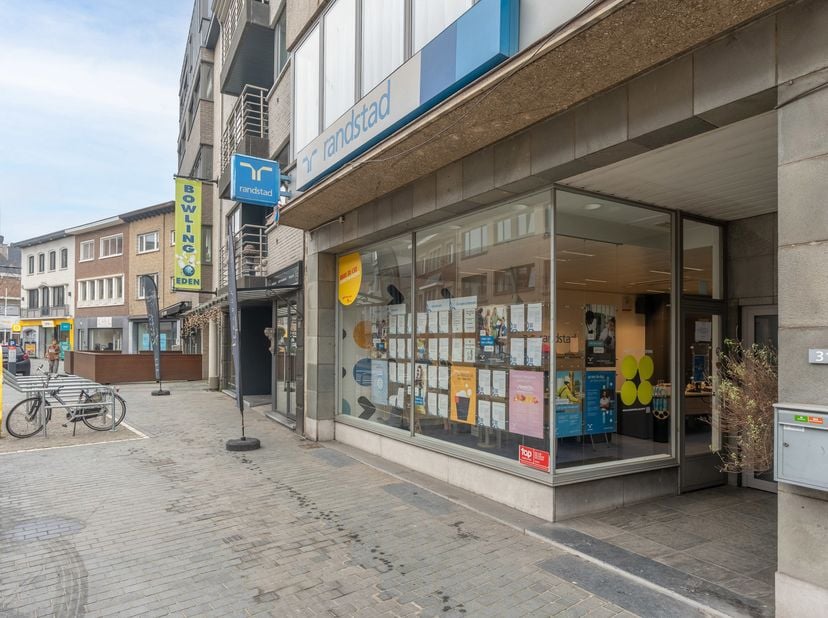 Centraal gelegen handelszaak op ideale locatie te Mol.<br />
Beschikbaar: onmiddellijk<br />
Bezoek aanvragen kan via deze link: https://dilegno.mijnh