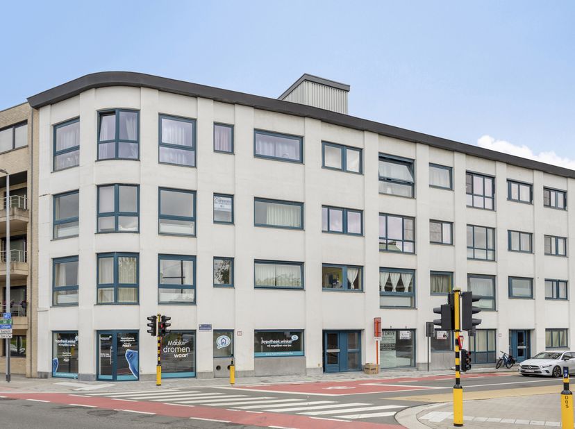 Ben je op zoek naar een instapklaar en energiezuinig appartement met garage nabij het Station van Wetteren? Zoek niet verder! Dit appartement op de tw