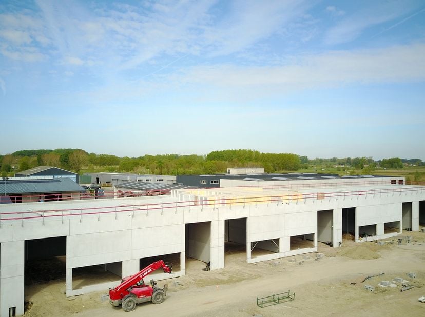 Deze KMO-unit van 272m² maakt deel uit van het nieuwe KMO park Heiplas met 39 nieuwbouw, casco KMO-units op de hoek van de Kleiweg en de Wichelsesteen