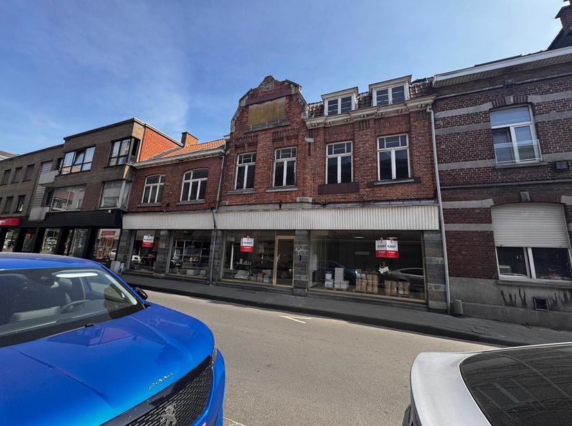 Dit te renoveren handelshuis MET VEEL POTENTIEEL heeft een bewoonbare oppervlakte van 256 m2 (volgens EPC-attest).<br />
Het pand heeft maar liefst ee