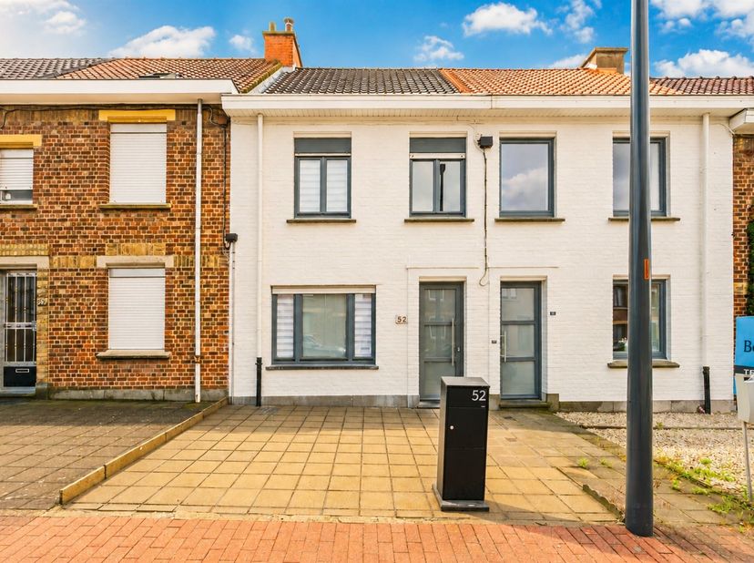 Maison entièrement rénovée avec goût, 3 chambres et jardin orienté sud-est à Renaix<br />
<br />
Située dans un quartier agréable de Renaix, cette m