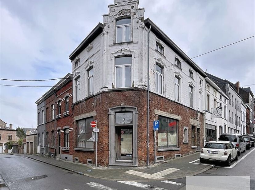 CENTURY 21 Immo Dewaele a le plaisir de vous présenter cette maison de commerce, située sur une rue passante à proximité de la gare et du centre de Ni