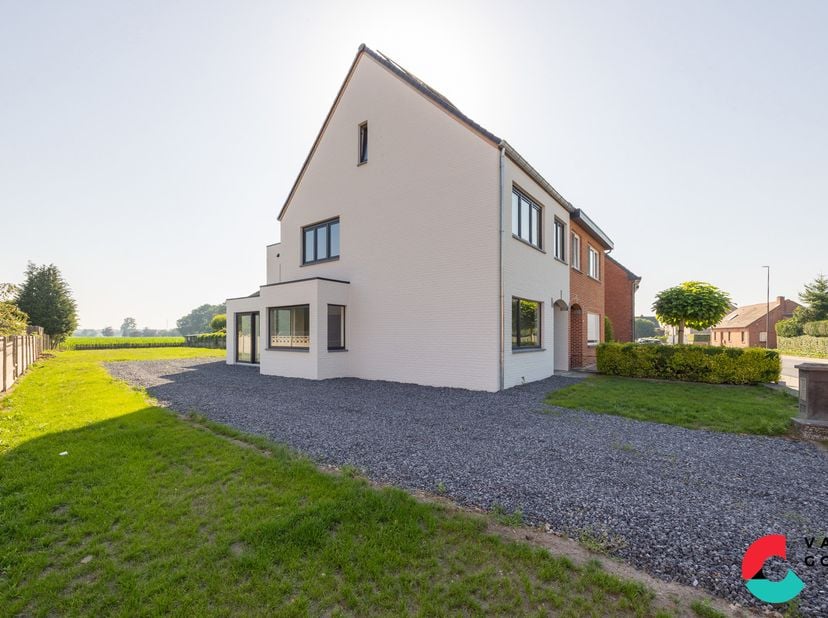 Volledig gerenoveerde gezinswoning met zicht op weide op een ruim perceel van 9 are 45 ca!<br />
De woning werd in 2025 volledig gestript en voorzien