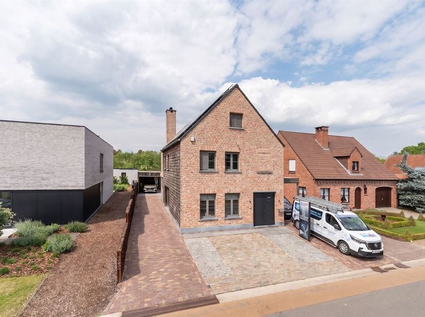 Journée portes ouvertes le samedi 13 juin 2026 de 12h30 à 13h30<br />
Maison clé en main de 4 chambres à coucher sur un terrain de 1 565 m² à Poederle