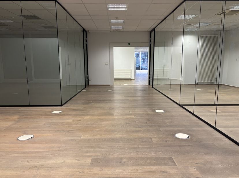 Deze uitzonderlijke gelijkvloerse kantoorruimte van ca. 320 m² is gelegen op een uitstekende zichtlocatie aan de kleine ring van Hasselt, wat zorgt vo