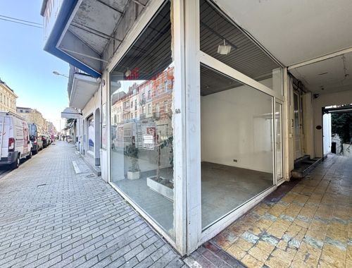                                         Handelsgelijkvloers te koop in Ukkel, € 175.000

