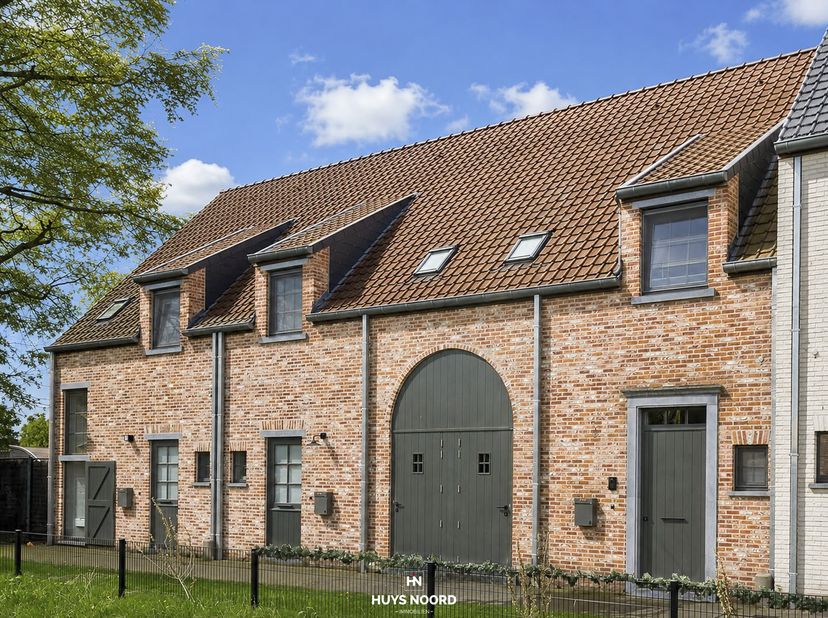 Deze prachtige en energiezuinige woning geniet van een rustige ligging op fietsafstand van het centrum van Brugge en combineert hedendaags wooncomfort