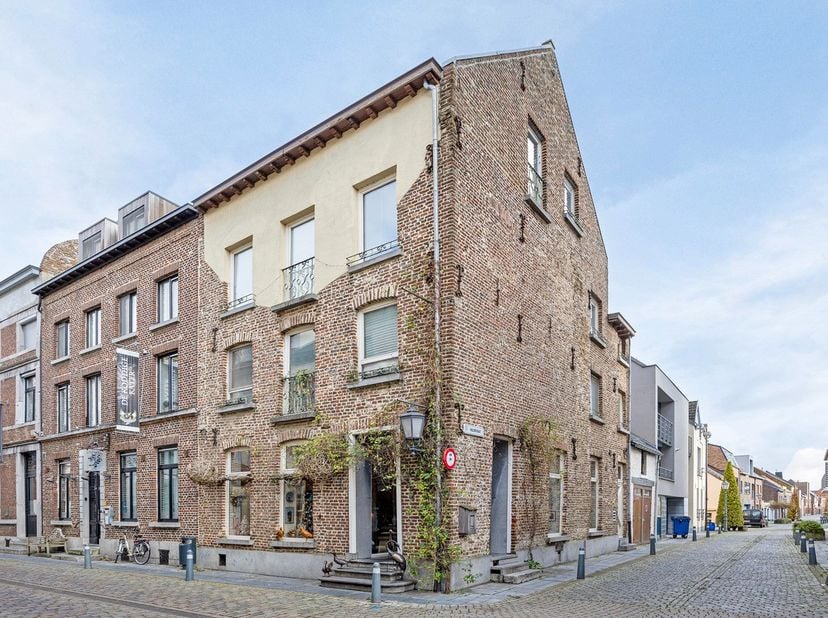 Welkom bij de unieke kans om eigenaar te worden van een prachtig handelsgelijkvloers in de bruisende Hepperstraat 6, gelegen in het historische hart v