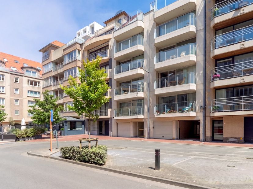 Op een absolute toplocatie in Knokke, aan de prestigieuze Koningslaan, bevindt zich dit prachtig appartement dat ruimte en licht moeiteloos combineert