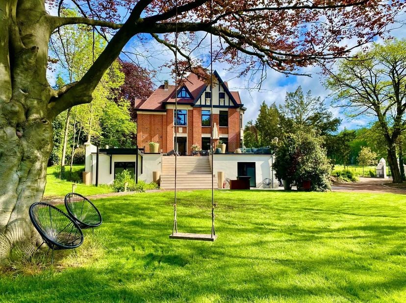 UNIEK en prachtig gerenoveerd authentiek LANDHUIS, gelegen te midden van het groen in alle rust. Dit uitzonderlijke domein (2536 m²) werd in 1928 ontw