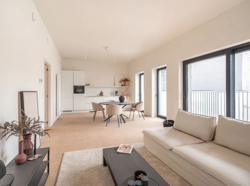 Victoire Junot stelt u dit gloednieuwe appartement met twee slaapkamers voor, voorzien van een prachtig terras aan de achterzijde en gelegen op de eer