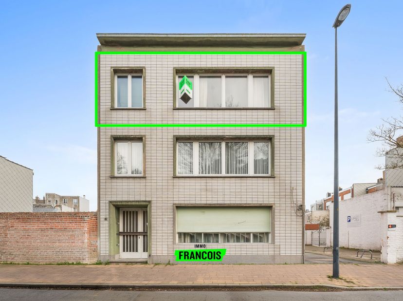 Op zoek naar een tweeslaapkamerappartement te koop in Blankenberge? Deze te renoveren woonst in de Scarphoutdreef combineert comfort, ruimte en een to