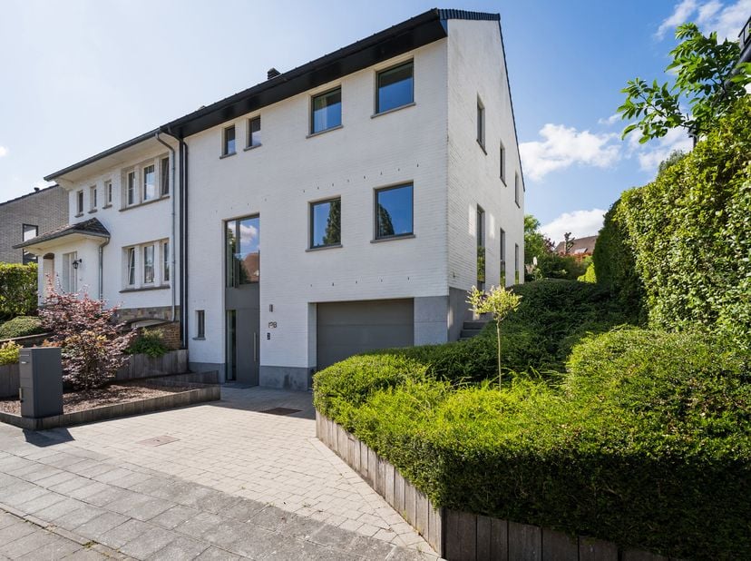 KRAAINEM, vlakbij Parc Jourdain, Huis (4 slpk/2bad/Bur) van ± 360m² gebouwd op een perceel van ±5,05ares op het zuiden. Gebouwd in 2012, het huis is a