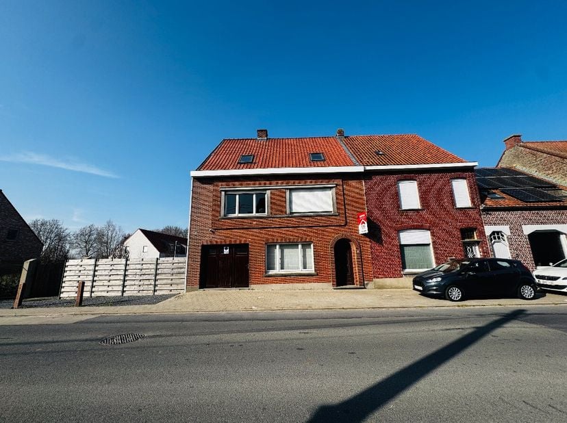 Ledegem - Maison spacieuse avec hangar entièrement neuf de 160 m².Cette maison semi-ouverte, offrant beaucoup d'espace et de possibilités, + un hangar