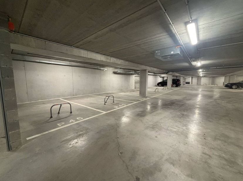 Vous recherchez une place de parking sûre et accessible à Neder-over-Heembeek ? À l'Oorlogskruisenlaan 84, nous proposons des parcelles spacieuses à v