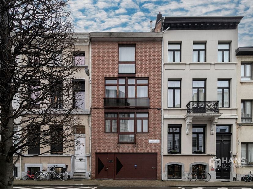 Ruime stadswoning (364m²) met 7 slaapkamers, 3 badkamers en buitenruimte (30 m²) in Antwerpen (2018).<br />
<br />
In de Van Beethovenstraat is het