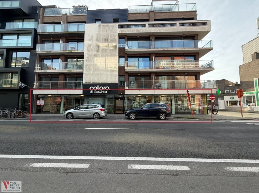 Handelsgelijkvloers 241m² op een toplocatie in de geliefde Gouden Driehoek van Mariakerke -&amp;nbsp; uiterst zichtbare en strategische ligging - drukke i