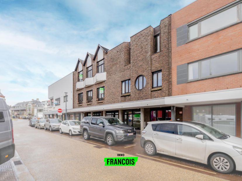 Handelspand met woonmogelijkheden in Meulebeke<br />
Dit veelzijdige handelspand is gelegen op een uitstekende locatie, vlak bij de markt van Meulebek