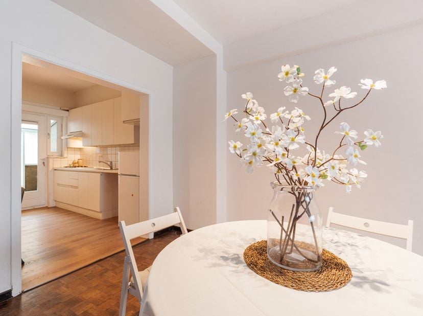 Centraal gelegen 3 à 4 slaapkamer appartement op het gelijkvloers met twee aparte inkomhallen en ruime koer. Indeling: Inkomhal met vestiaire en apart