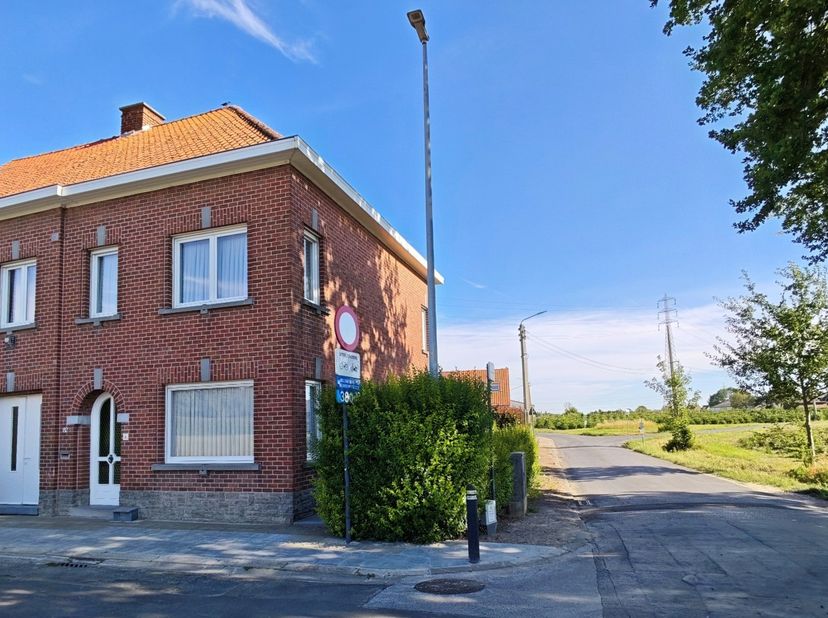 Totaal gerenoveerde instapklare woning met tuin en 3 slaapkamers. Zuidgericht en uiterst geschikt voor zonnepanelen. De woning werd volledig gerenovee