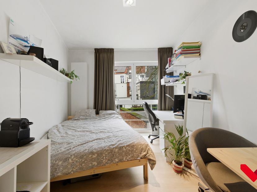 Welkom in Leuven! Deze gezellige studio is gelegen in de bruisende Tiensestraat, een locatie die niet alleen bekend staat om zijn levendige sfeer maar