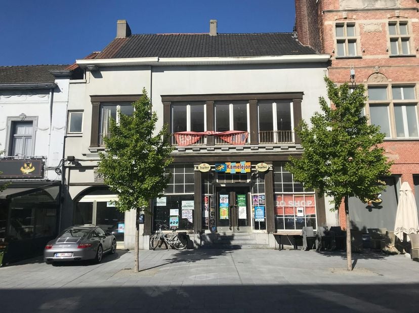Propriété commerciale à louer composée de plusieurs espaces polyvalents d'une superficie totale d'environ 1 250 m² situé sur la Stationsplein à Rouler