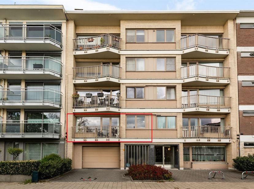 L'appartement est situé au premier étage d'un immeuble bien entretenu avec ascenseur sur la place Wim Saerens à Anvers. L'emplacement est particulière