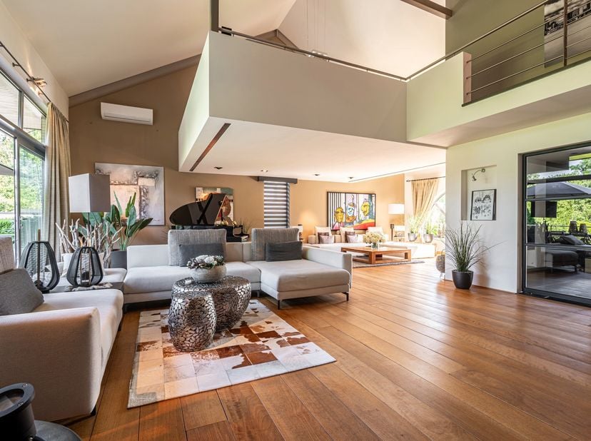 Exclusieve split-levelvilla met 5 slaapkamers, zwembad en prachtig aangelegde tuin<br />
Wie op zoek is naar een woning met karakter, uitzonderlijke v