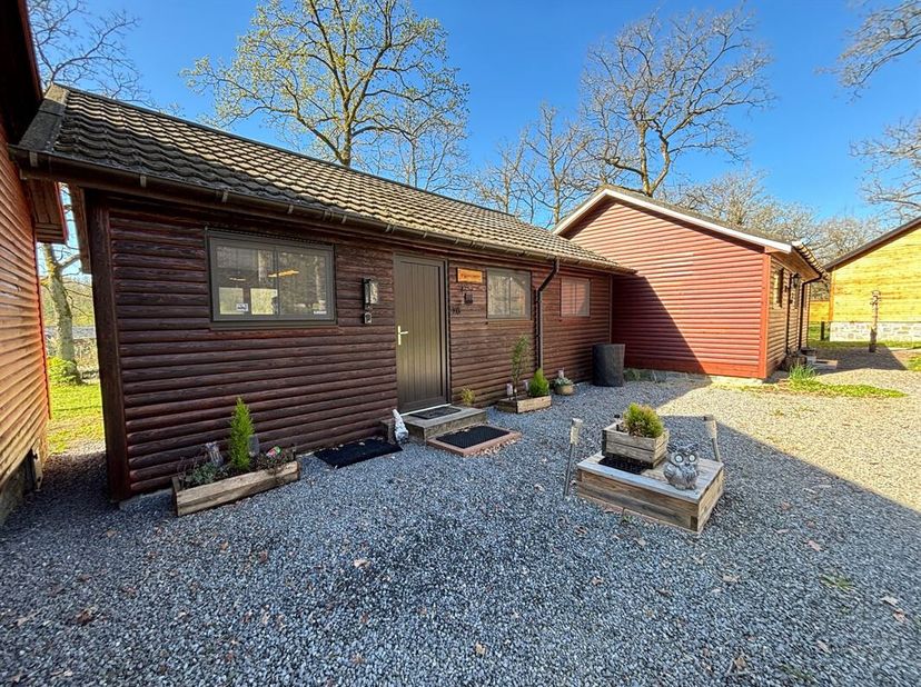 MCA Immobilier vous invite à découvrir ce charmant chalet entièrement rénové (2023) dans le domaine du Bochetay à Heure, à seulement 10 minutes de Dur
