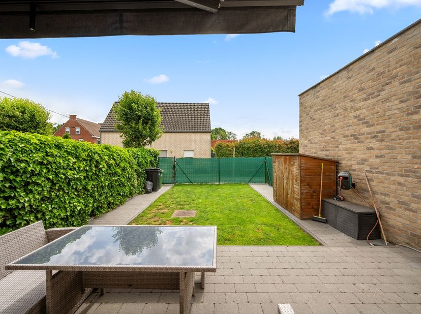 Op zoek naar een comfortabele woning met ruimte, licht en een aangename indeling? Deze verzorgde woning uit 2010 combineert modern wooncomfort met een