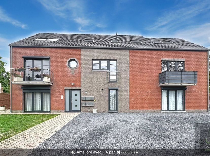 Situé à Bray, au sein d'une petite copropriété calme et bien entretenue de seulement 6 appartements, ce charmant appartement récent séduira les acquér