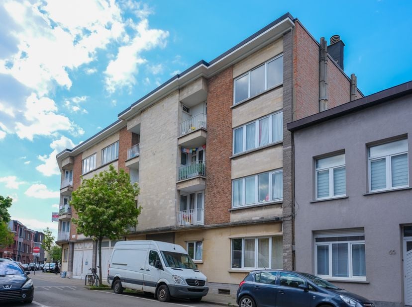 LOT 1: GELIJKVLOERS APPARTEMENT - <br />
<br />
Verhuurd.<br />
In goede staat.<br />
Gelegen op een centrale locatie met winkels, scholen, openbaar