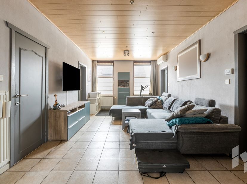 Instapklare woning ( 176m²) met 3 slaapkamers, een zwembad, garage en carport op een hoekperceel van 872 m² in een rustige omgeving.<br />
INDELING:<b