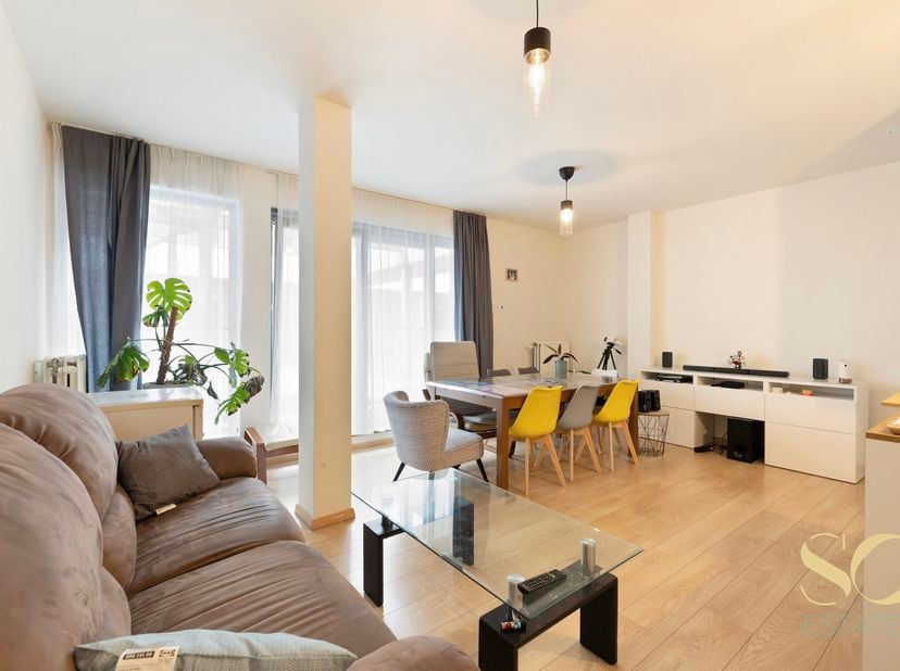 Idéalement situé dans le Pentagone de Bruxelles, à proximité de nombreux commerces et du centre historique, au 4ᵉ étage d’un immeuble moderne construi