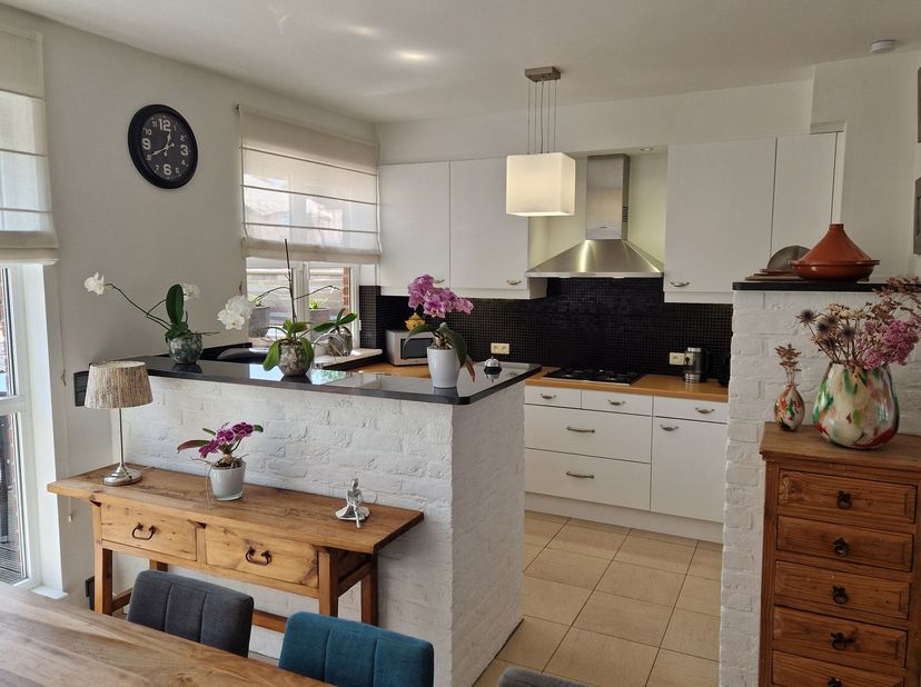 In een rustige straat te Wommelgem bevindt zich deze verzorgde bel-etagewoning uit 1996 op een perceel van 237 m². De woning combineert een praktische