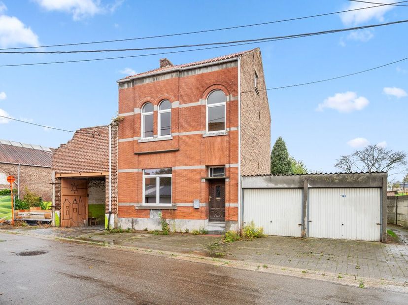 In de rustige Lindestraat 27 te Attenhoven ontdek je deze te renoveren woning met bijzonder veel potentieel, gelegen op een royaal perceel van 1.025 m